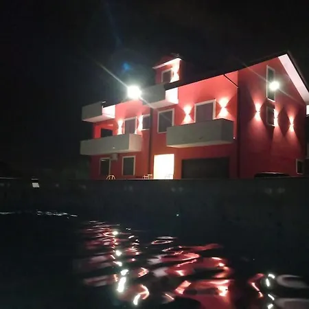 Red House- Per Quattro * Montecorvino Rovella